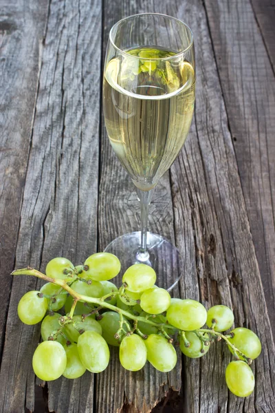 Copo de vinho branco na mesa de madeira vintage — Fotografia de Stock