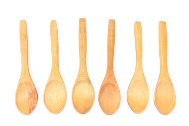 Tahta kaşıklar beyaz üzerine izole edilmiş