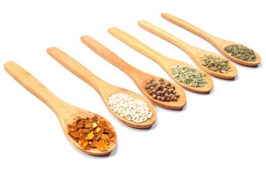 beyaz izole çeşitli baharatlar