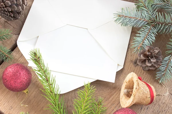 Bolas de Navidad, conos de pino y agujas sobre fondo de madera — Foto de Stock