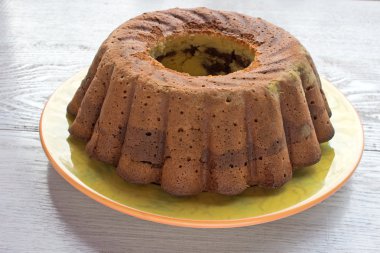 Ahşap zemin üzerine çikolata ve vanilya mermer kek