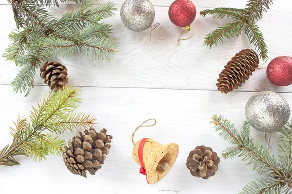 Bolas de Navidad conos de pino, agujas sobre fondo de madera — Foto de Stock