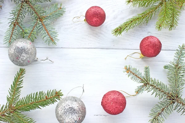 Çam iğneleri ahşap arka plan üzerinde Noel topları — Stok fotoğraf
