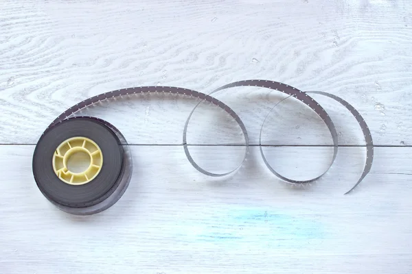 Beyaz ahşap zemin üzerine 16mm film reel — Stok fotoğraf