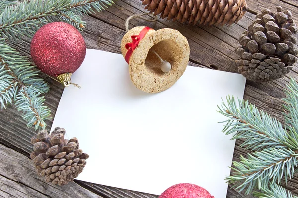Julgranskulor, kottar och barr på trä bakgrund Stockbild