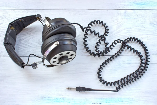 Auriculares estéreo viejos sobre fondo de madera blanco —  Fotos de Stock