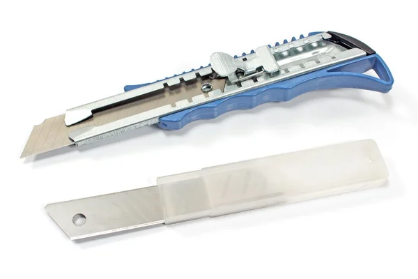 Cuchillo de oficina con cuchillas aisladas en blanco —  Fotos de Stock