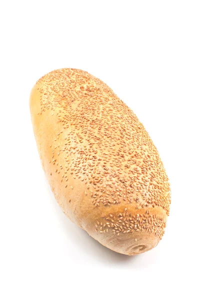 Pão fresco com sementes de sésamo isoladas em branco — Fotografia de Stock