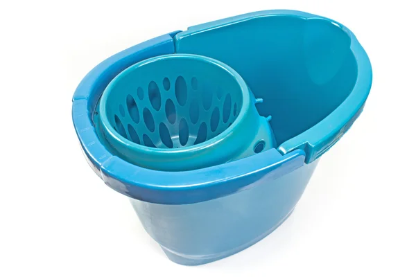 Modré kbelík s mopem mačkání izolované na bílém — Stock fotografie