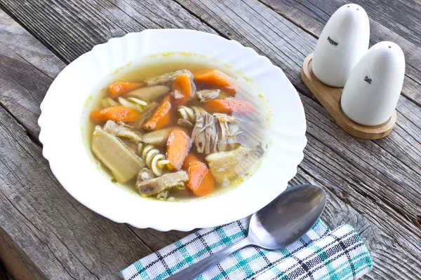 Суп из говядины и овощей на деревянном фоне — стоковое фото