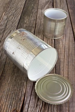 Ahşap arka plan üzerine açık boş teneke kutu