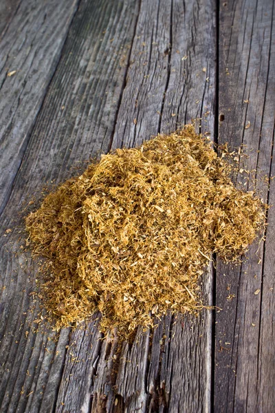 Pile of dried tobacco on wooden background — Stock Photo, Image