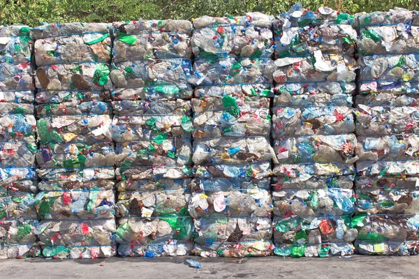 Пачка пластиковых бутылок для переработки — стоковое фото