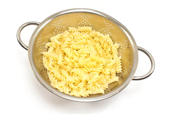 Pastas frescas de fusilli cocidas en colador aisladas sobre blanco —  Fotos de Stock