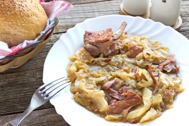 Füme domuz etli lahana turşusu