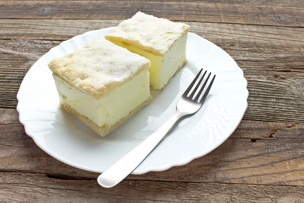 Сливочный пирог со слоями слоёного теста в тарелке — стоковое фото