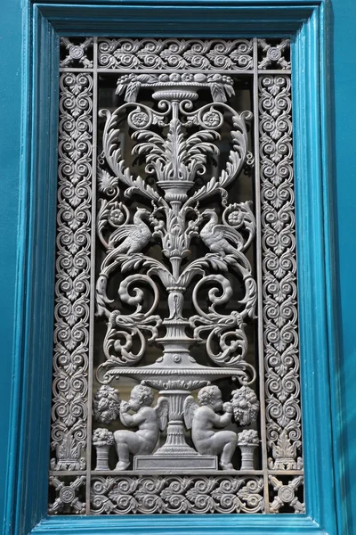 Дверь в Париже — стоковое фото