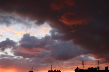 Turuncu renkli bulutlar