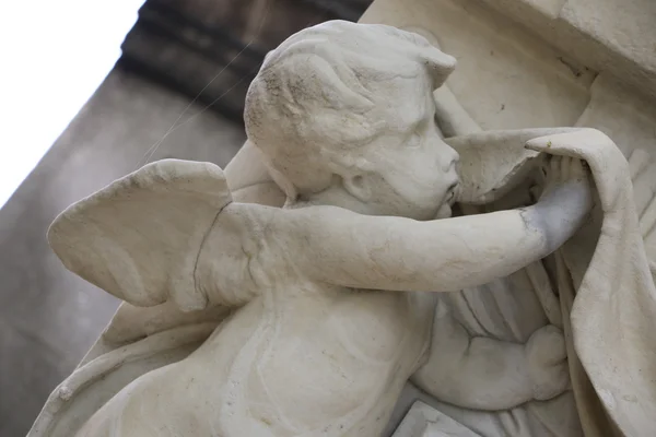 Anioł na cmentarz Pere Lachaise — Zdjęcie stockowe