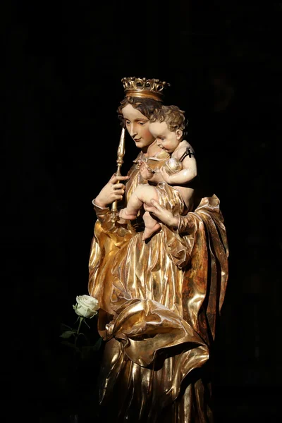 Статуя Марии — стоковое фото
