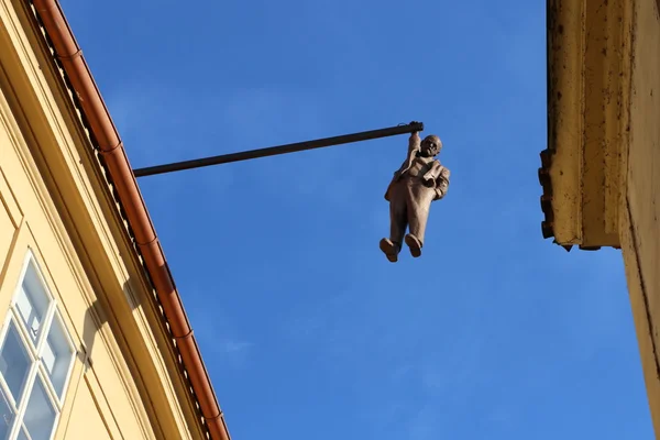 Hängande man i Prag — Stockfoto