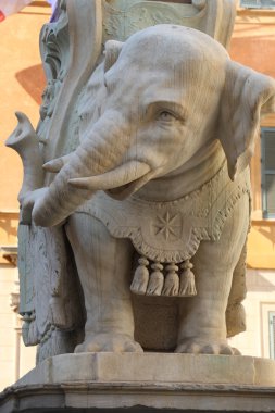 Fil ve Roma'daki Piazza della Minerva Dikilitaş