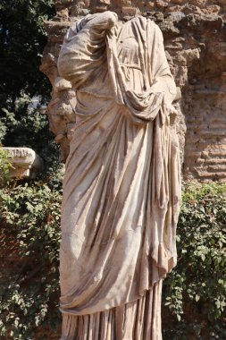 Roma 'nın antik forumunda bir rahibenin heykeli
