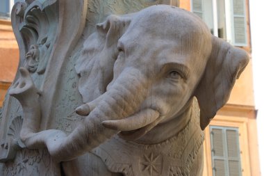 Fil ve Roma'daki Piazza della Minerva Dikilitaş