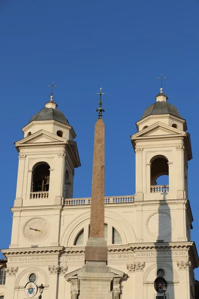 Santissima Trinita dei Monti в Риме — стоковое фото
