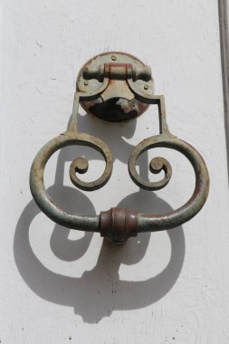 Fransa 'nın Nimes şehrinde eski ve eski bir tokmak.