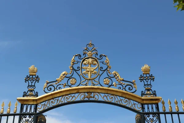 Brama Głównego Wejścia Ogrodów Źródła Fontanny Mieście Nimes — Zdjęcie stockowe