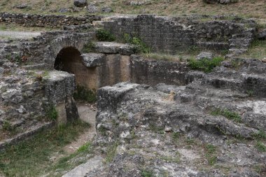 Uzes şehrinden Nimes şehrine su getiren viyadük kalkıyor.