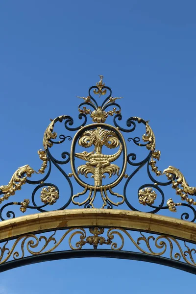 Brama Głównego Wejścia Ogrodów Źródła Fontanny Mieście Nimes — Zdjęcie stockowe