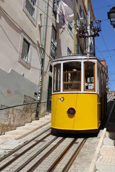 ポルトガルのリスボン市内の古い路面電車 — ストック写真