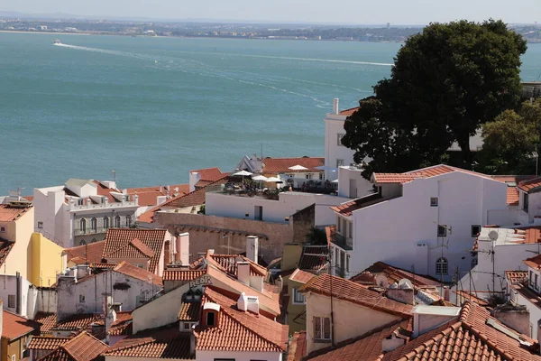 ポルトガル語はリスボン ポルトガルで錫メッキセラミックを塗装 — ストック写真
