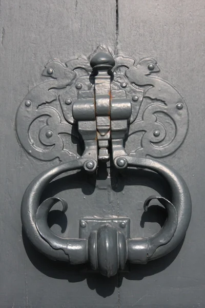 Стародавні двері молоток — стокове фото