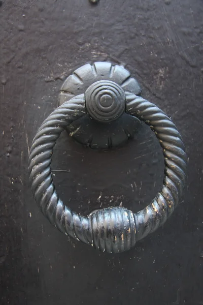 Стародавні двері молоток — стокове фото
