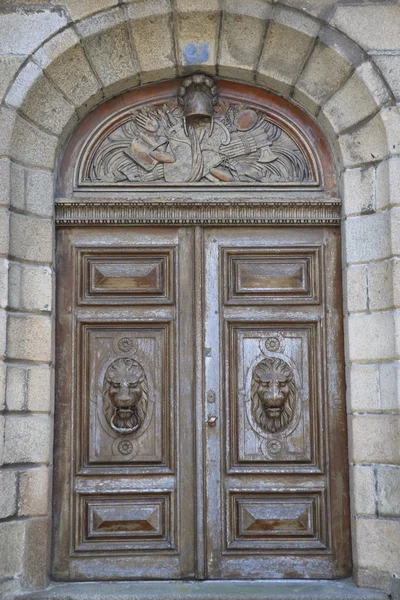 Старая дверь в Сент-Мало — стоковое фото