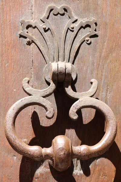Старинный дверной стук — стоковое фото