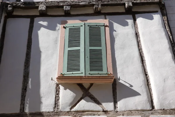 Traditionella fönsterluckor — Stockfoto