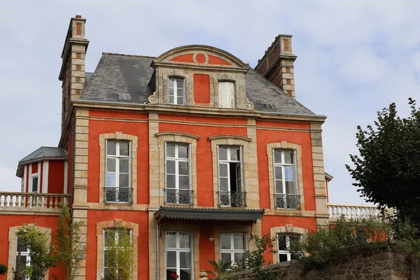 Antiguo edificio de Dinan, Francia — Foto de Stock