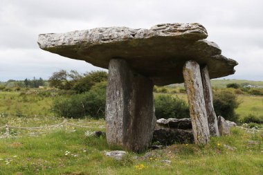 Poulnabrone Dolmen, Burren, İrlanda 'nın kalbinde tarih öncesi bir kalıntı.
