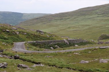 İrlanda 'daki Beara Halkası' nın yeşil tepelerinde etkileyici bir yolculuk.