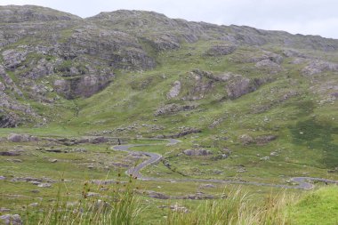 İrlanda 'daki Beara Halkası' nın yeşil tepelerinde etkileyici bir yolculuk.