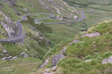 İrlanda 'daki Beara Halkası' nın yeşil tepelerinde etkileyici bir yolculuk.