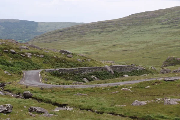 İrlanda 'daki Beara Halkası' nın yeşil tepelerinde etkileyici bir yolculuk.