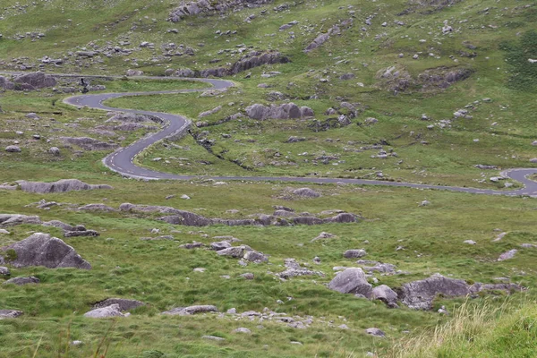 İrlanda 'daki Beara Halkası' nın yeşil tepelerinde etkileyici bir yolculuk.