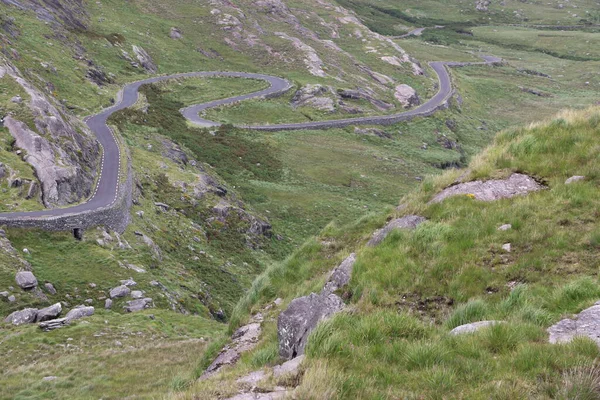 İrlanda 'daki Beara Halkası' nın yeşil tepelerinde etkileyici bir yolculuk.
