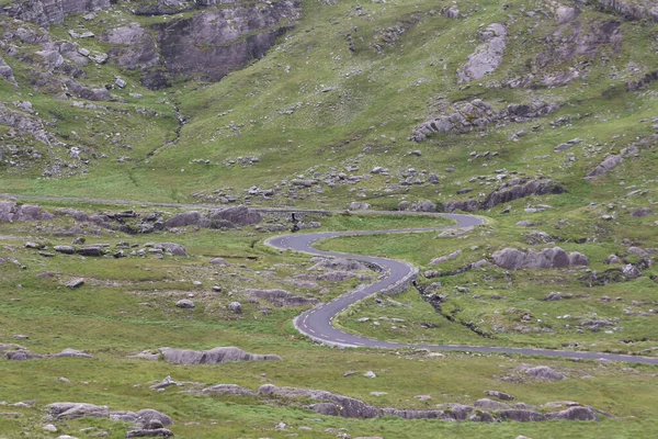 İrlanda 'daki Beara Halkası' nın yeşil tepelerinde etkileyici bir yolculuk.