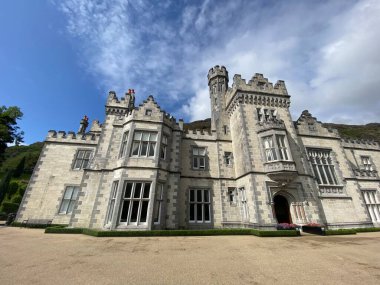 Kylemore Manastırı, İrlanda mirasının ikonik anıtı.